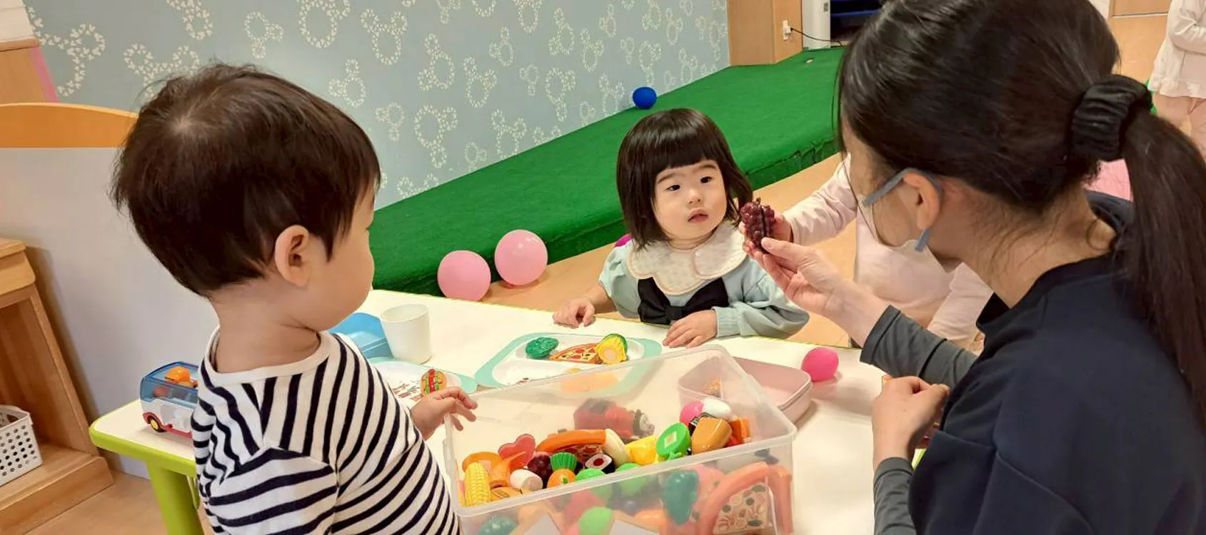 保育士と園児がふれあう様子